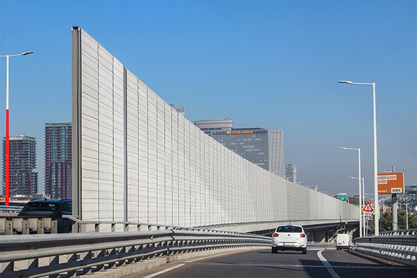 Lärmschutzwand mit graduellem Farbverlauf in Grau an einer Autobahn
