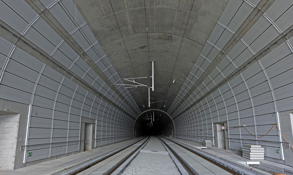 Blick in den Tunnel, an den Seiten ist eine schallabsorbierende Verkleidung aus Vorsatzschalen angebracht