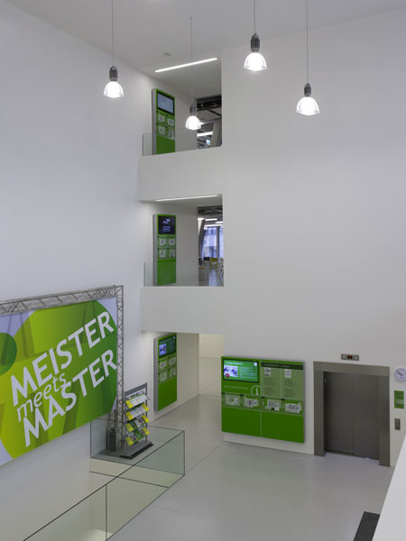 Blick aus einem oberen Stockwerk auf den Eingangsbereich des WIFI St. Pölten mit Fokus auf das Leit und Orientierungssytem