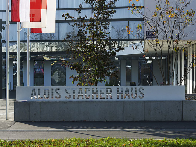 Gebäudebeschriftung "Alois Stacher Haus", Teil des Leit und Orientierungssystems des Geriatriezentrums Donaustadt