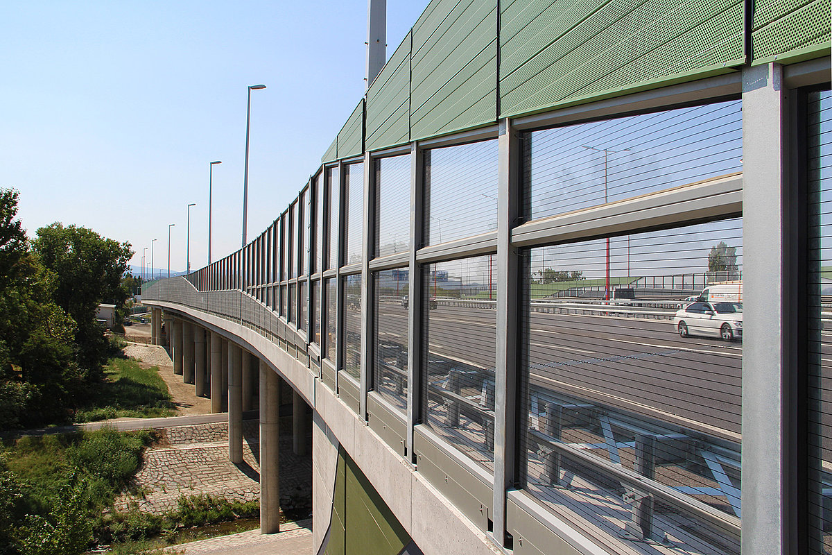 Lärmschutzwand an einer Autobahn, aus Aluminium und Glas