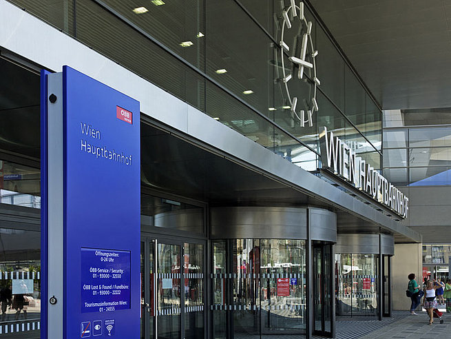 Stele des Leit und Informatiossystems im Außenbereich des Wiener Hauptbahnhofs