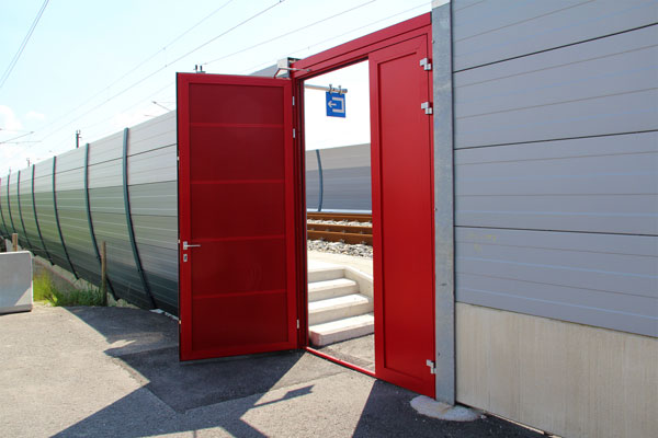 Lärmschutzwand Bahn mit roter Tür