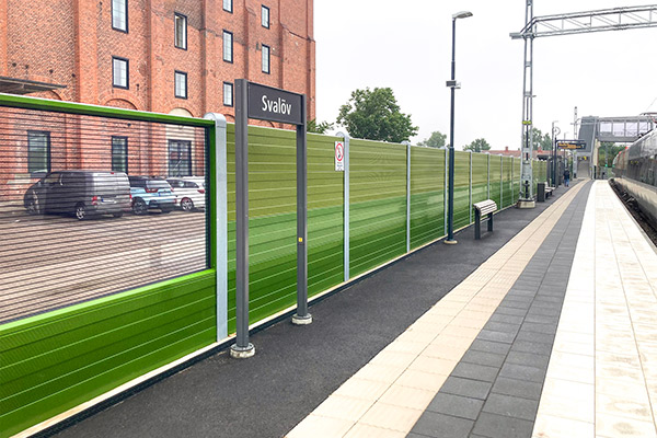 Lärmschutzwand Bahnhof mit transparenten Elementen