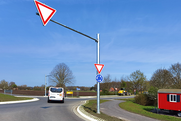 Verkehrszeichen bei einem Kreisel in Deutschland