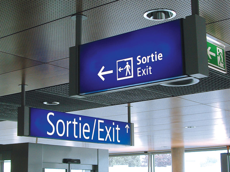Wegweiser zum Ausgang "Sortie/Exit"