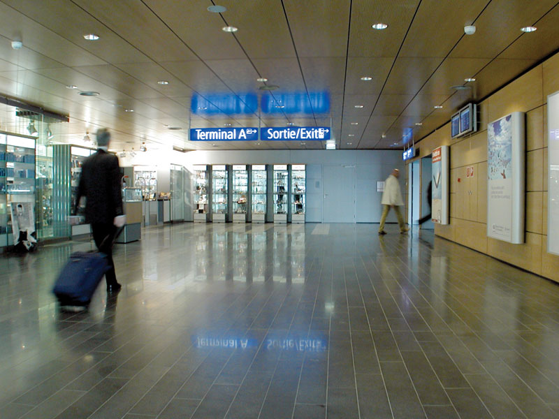 Wegweiser am Flughafen zum Terminal A/Ausgang