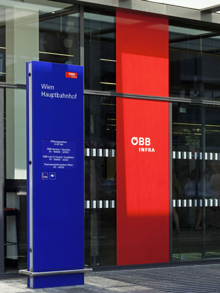 Stele des Leit und Informationssytems am Wiener Hauptbahnhof