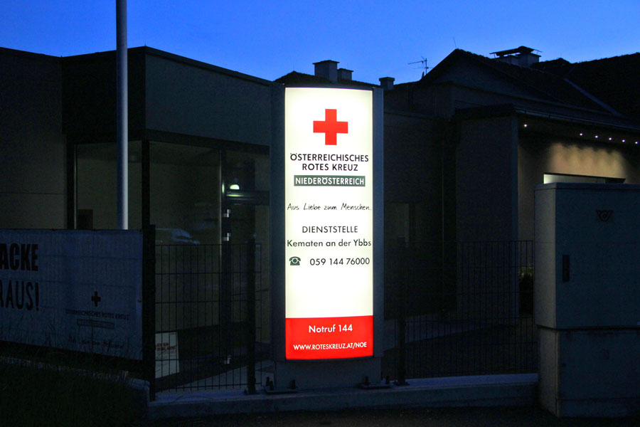 Innenbeleuchteter Werbepylon Rotes Kreuz