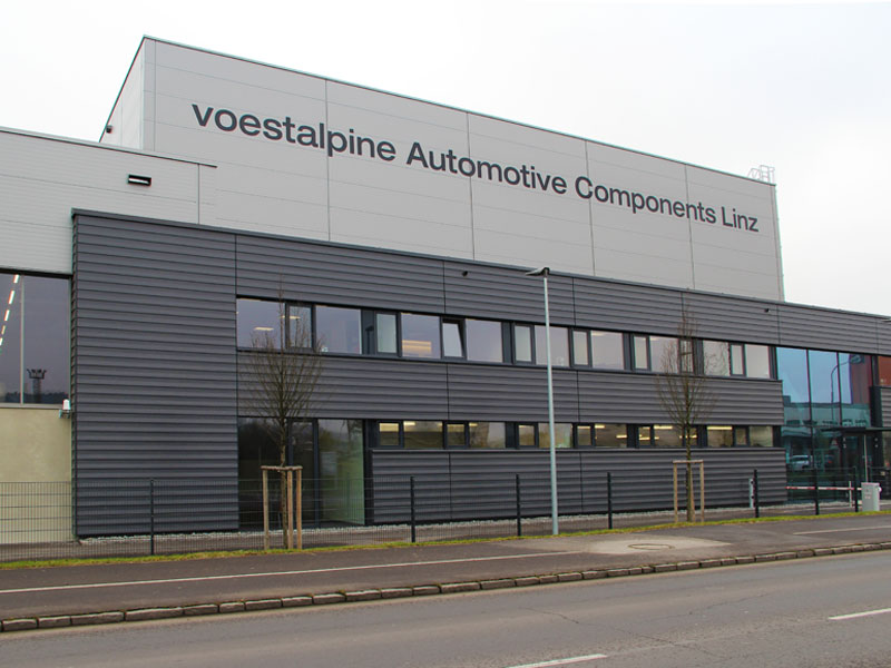 Fassadenbeschriftung der voestalpine Automotive Components Linz